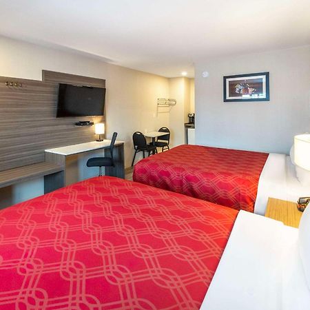 Econo Lodge Inn & Suites Pincher Creek Bagian luar foto