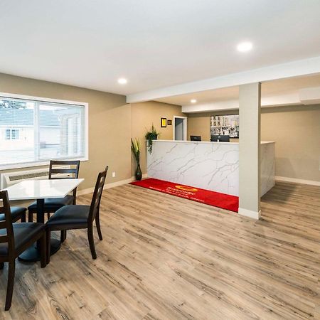 Econo Lodge Inn & Suites Pincher Creek Bagian luar foto