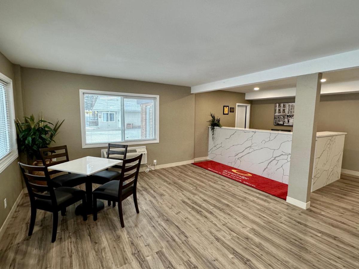 Econo Lodge Inn & Suites Pincher Creek Bagian luar foto