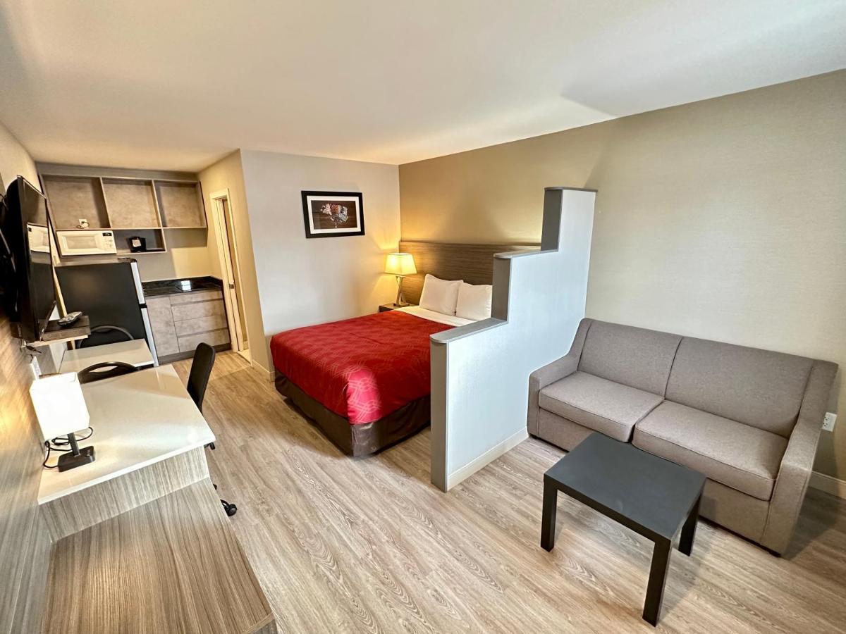 Econo Lodge Inn & Suites Pincher Creek Bagian luar foto