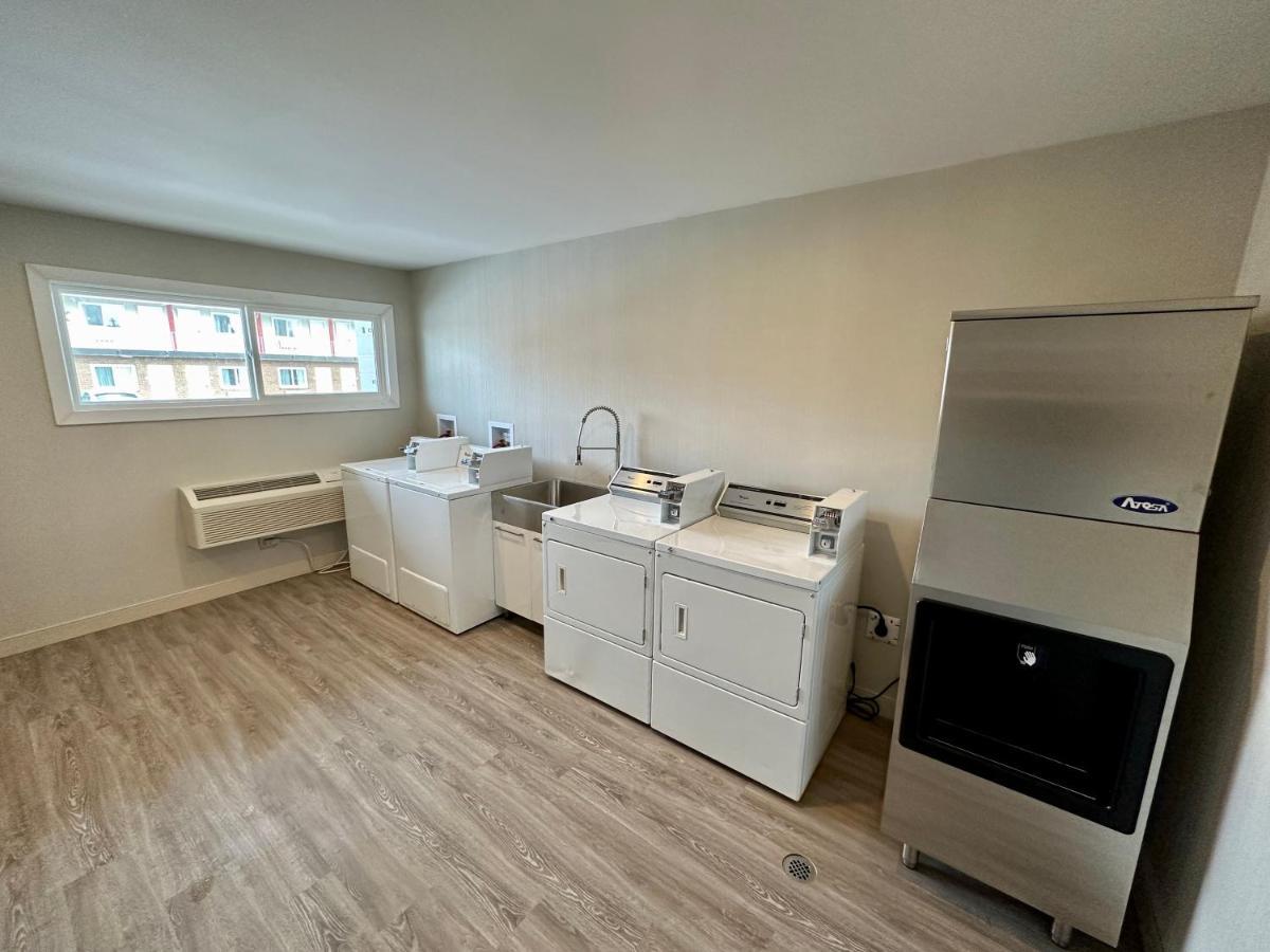 Econo Lodge Inn & Suites Pincher Creek Bagian luar foto