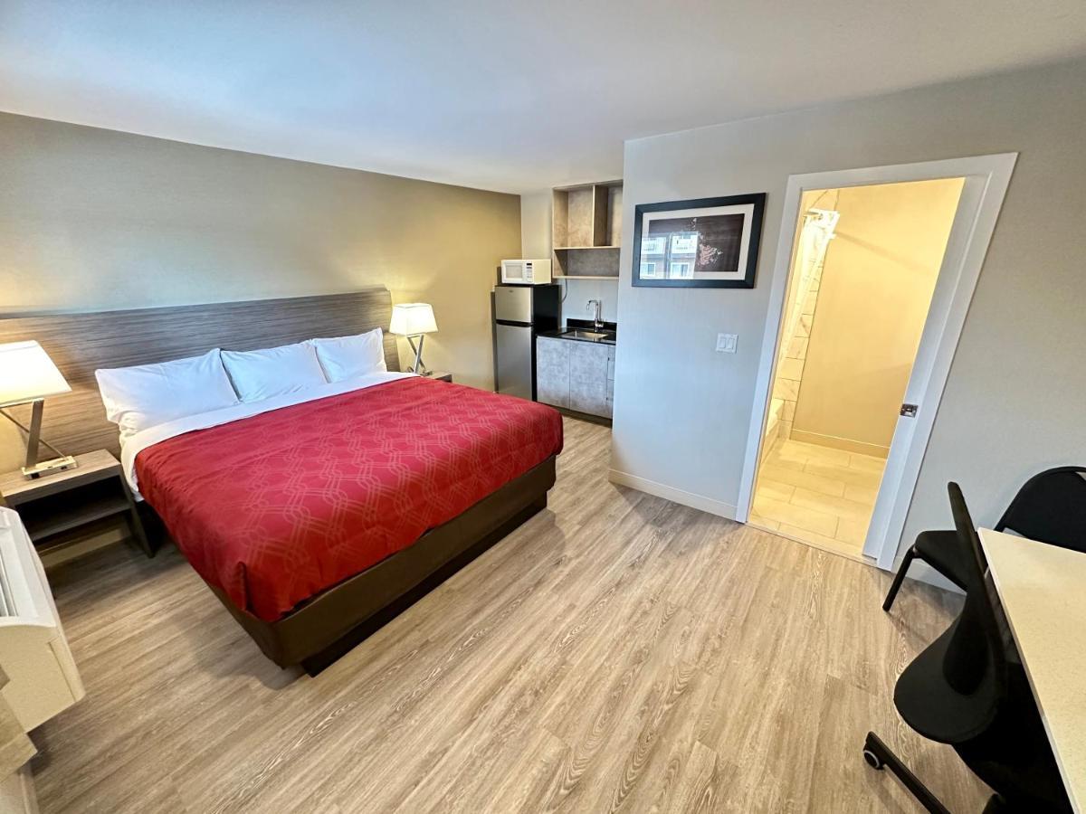 Econo Lodge Inn & Suites Pincher Creek Bagian luar foto