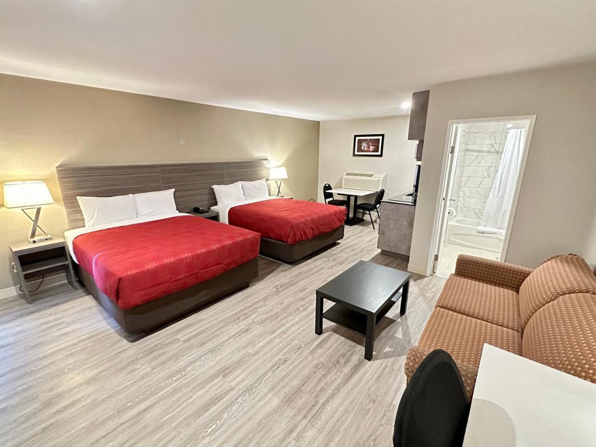 Econo Lodge Inn & Suites Pincher Creek Bagian luar foto