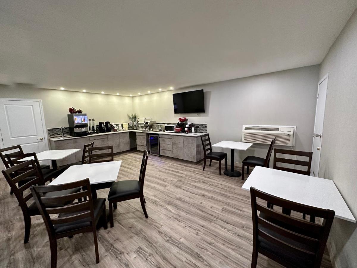 Econo Lodge Inn & Suites Pincher Creek Bagian luar foto