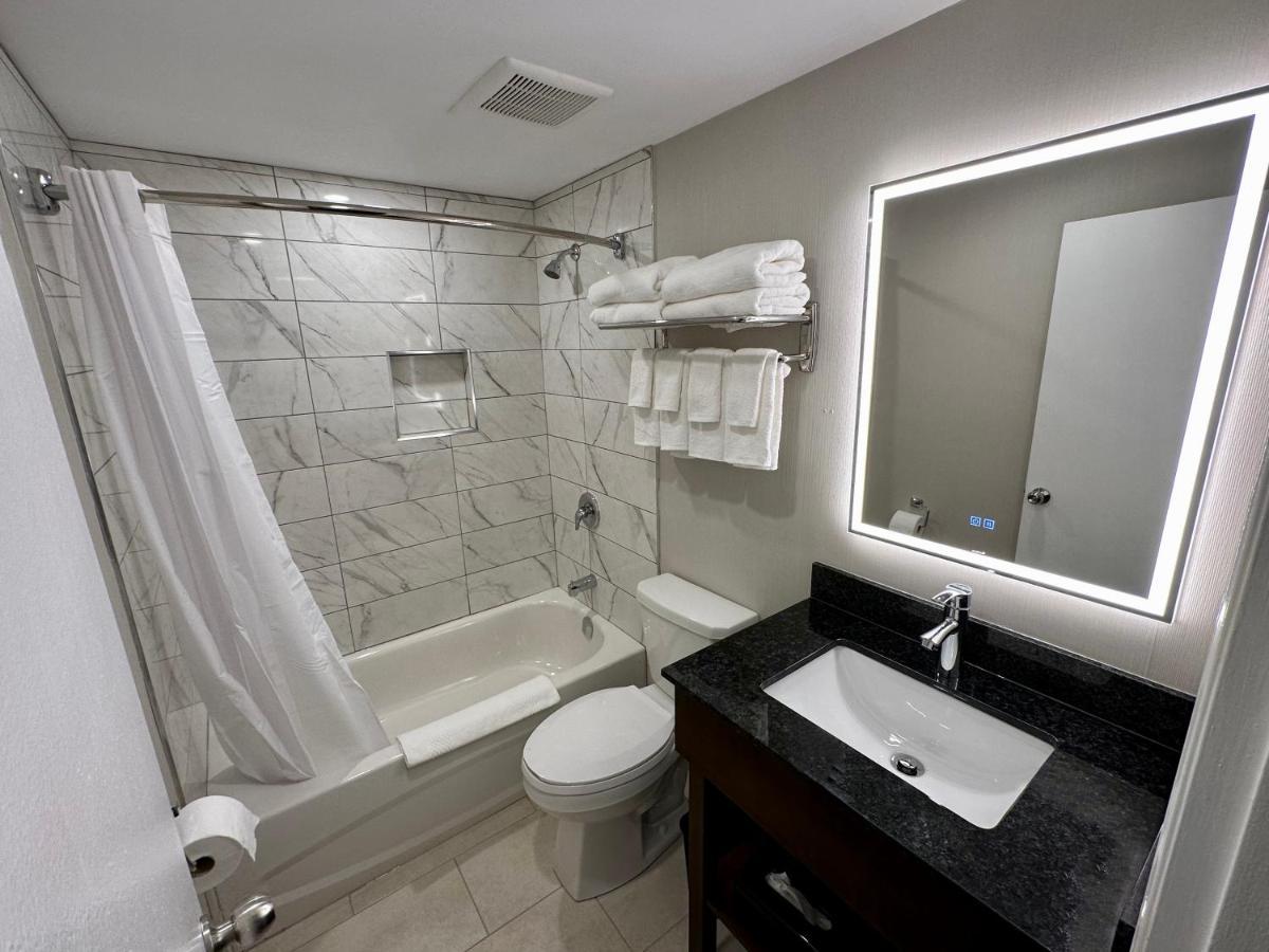 Econo Lodge Inn & Suites Pincher Creek Bagian luar foto