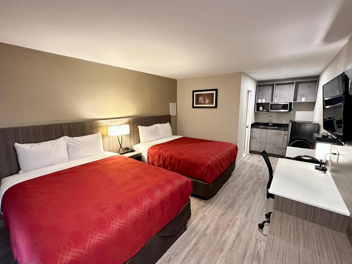 Econo Lodge Inn & Suites Pincher Creek Bagian luar foto