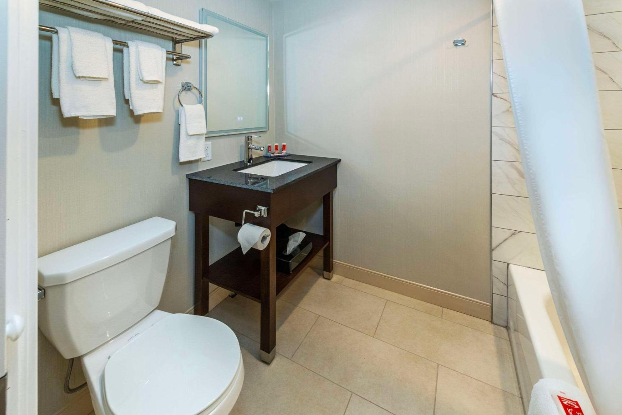 Econo Lodge Inn & Suites Pincher Creek Bagian luar foto