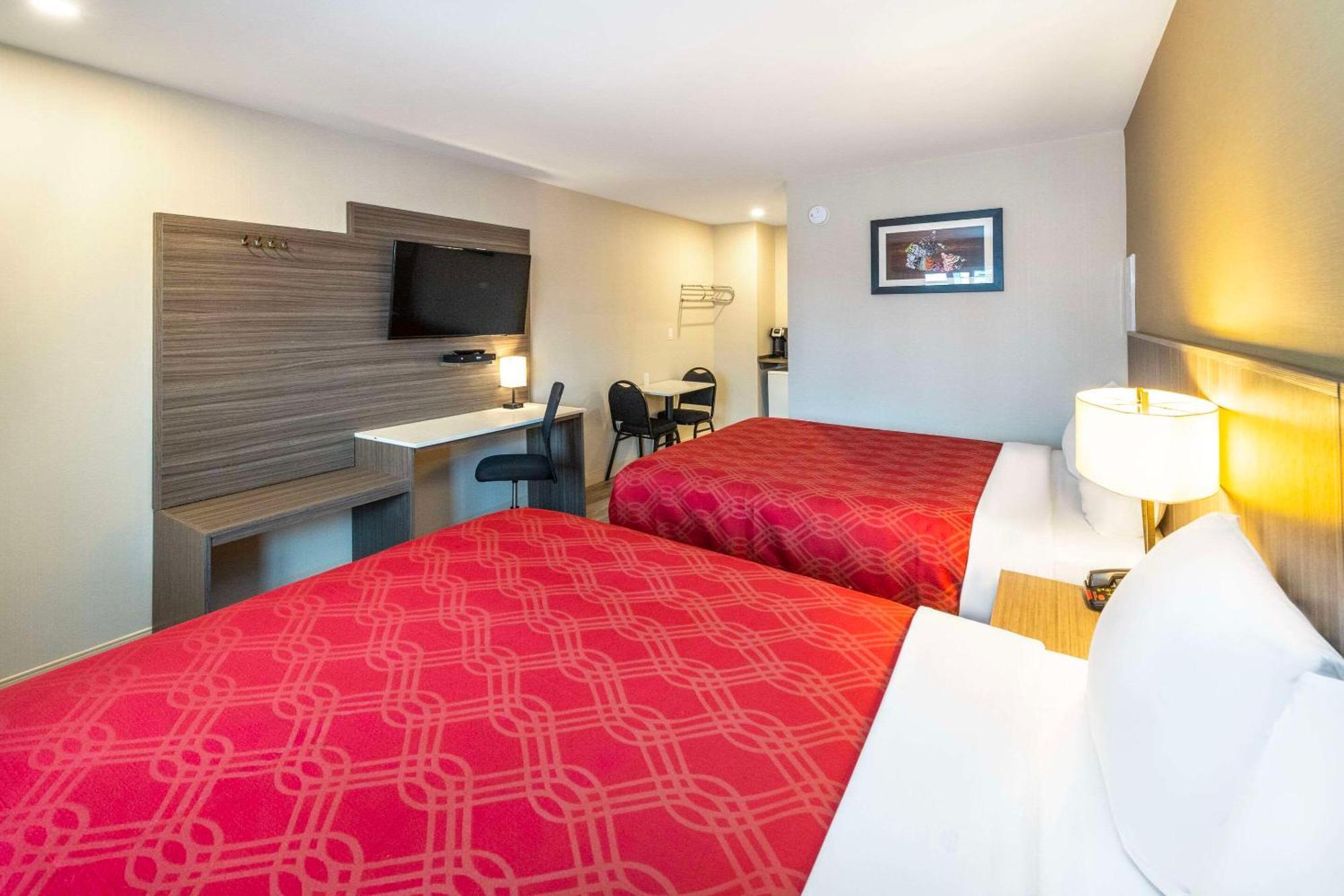 Econo Lodge Inn & Suites Pincher Creek Bagian luar foto