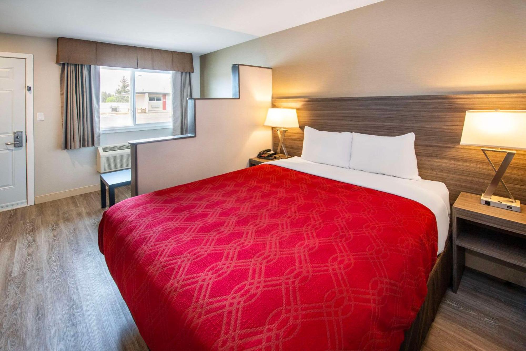 Econo Lodge Inn & Suites Pincher Creek Bagian luar foto