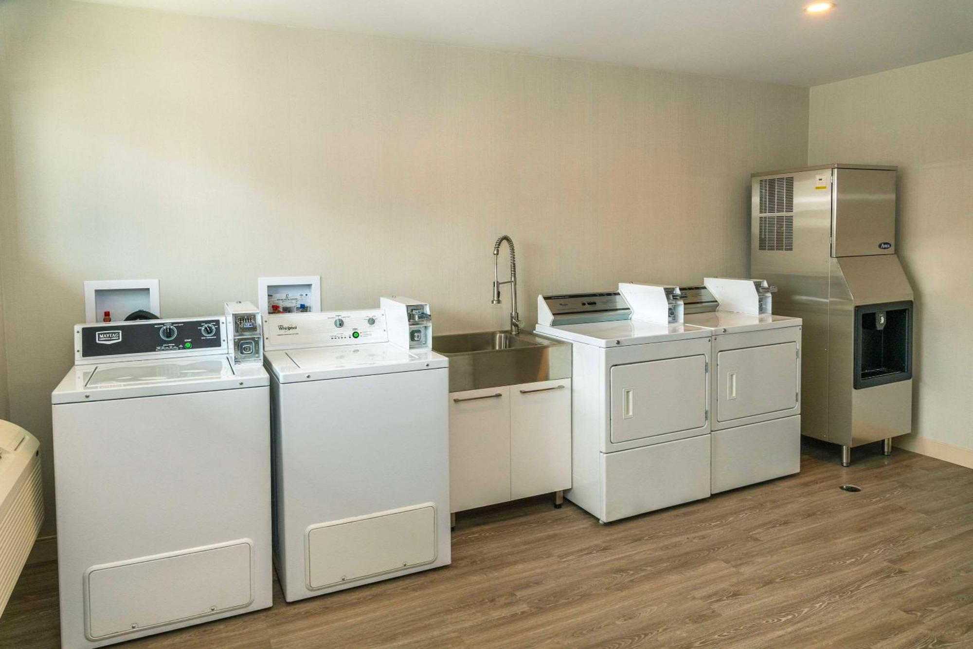 Econo Lodge Inn & Suites Pincher Creek Bagian luar foto