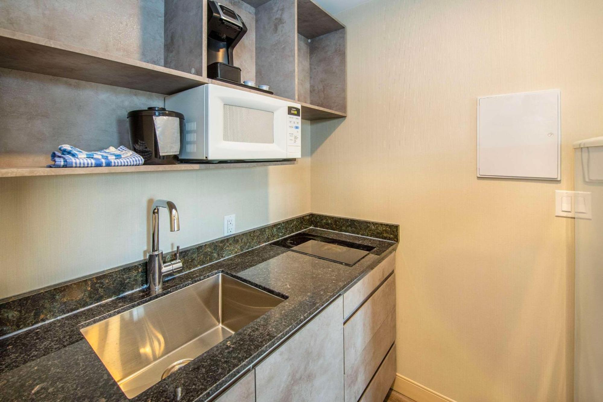 Econo Lodge Inn & Suites Pincher Creek Bagian luar foto