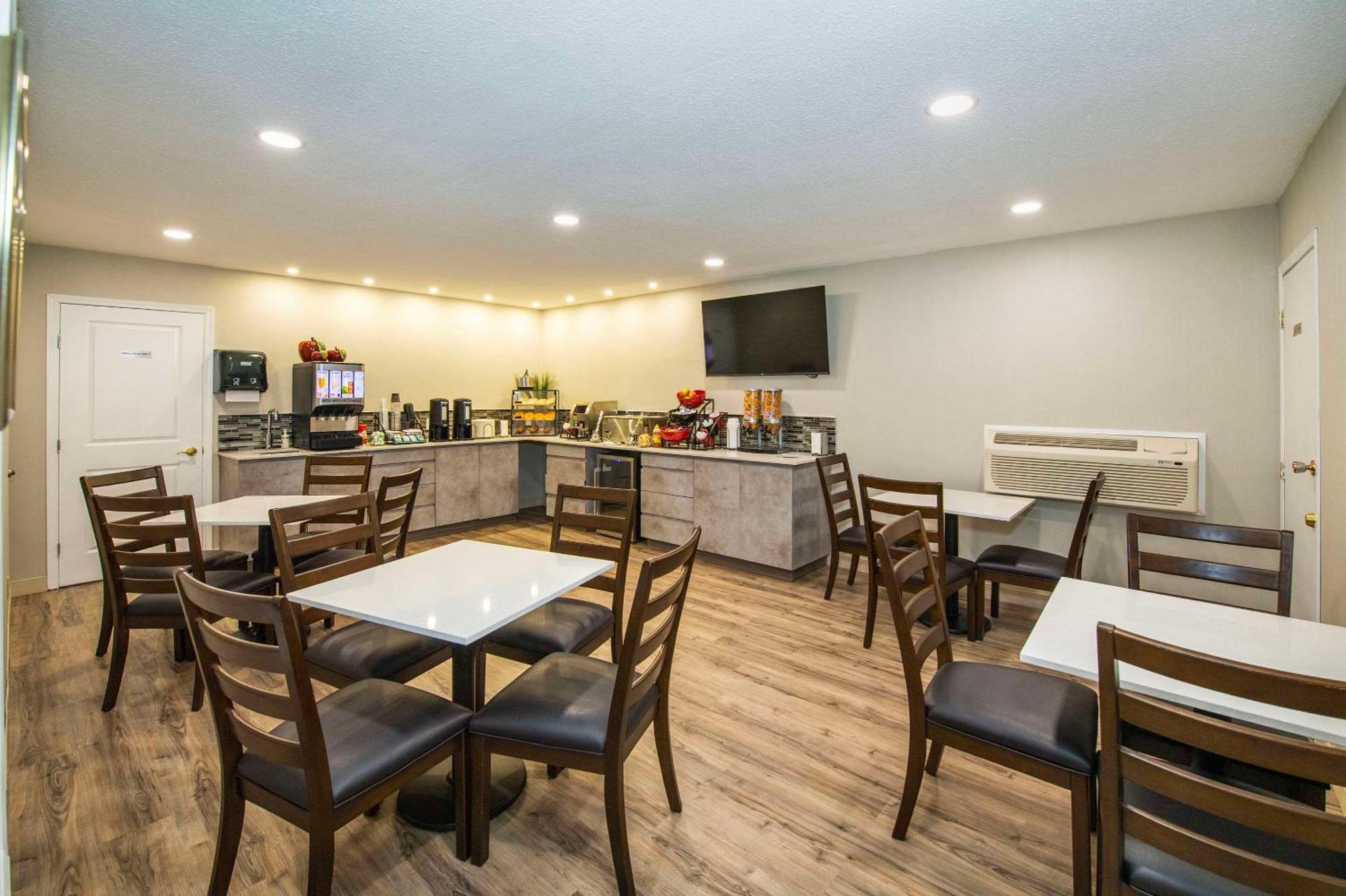 Econo Lodge Inn & Suites Pincher Creek Bagian luar foto