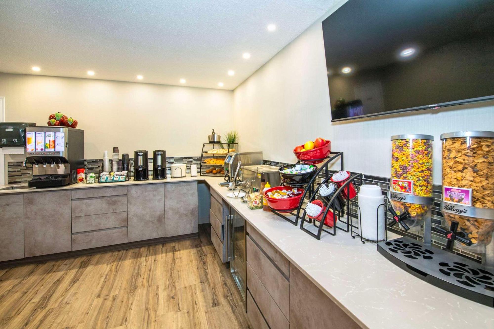 Econo Lodge Inn & Suites Pincher Creek Bagian luar foto