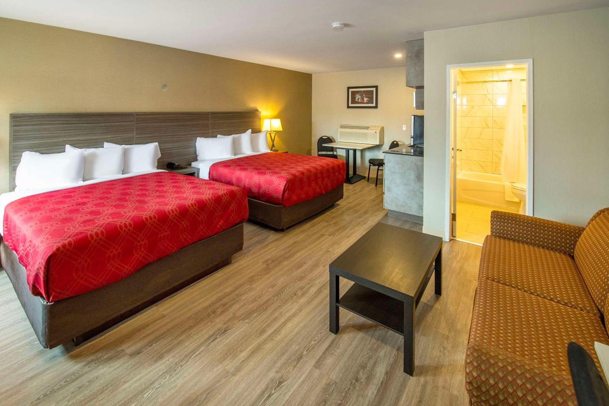 Econo Lodge Inn & Suites Pincher Creek Bagian luar foto