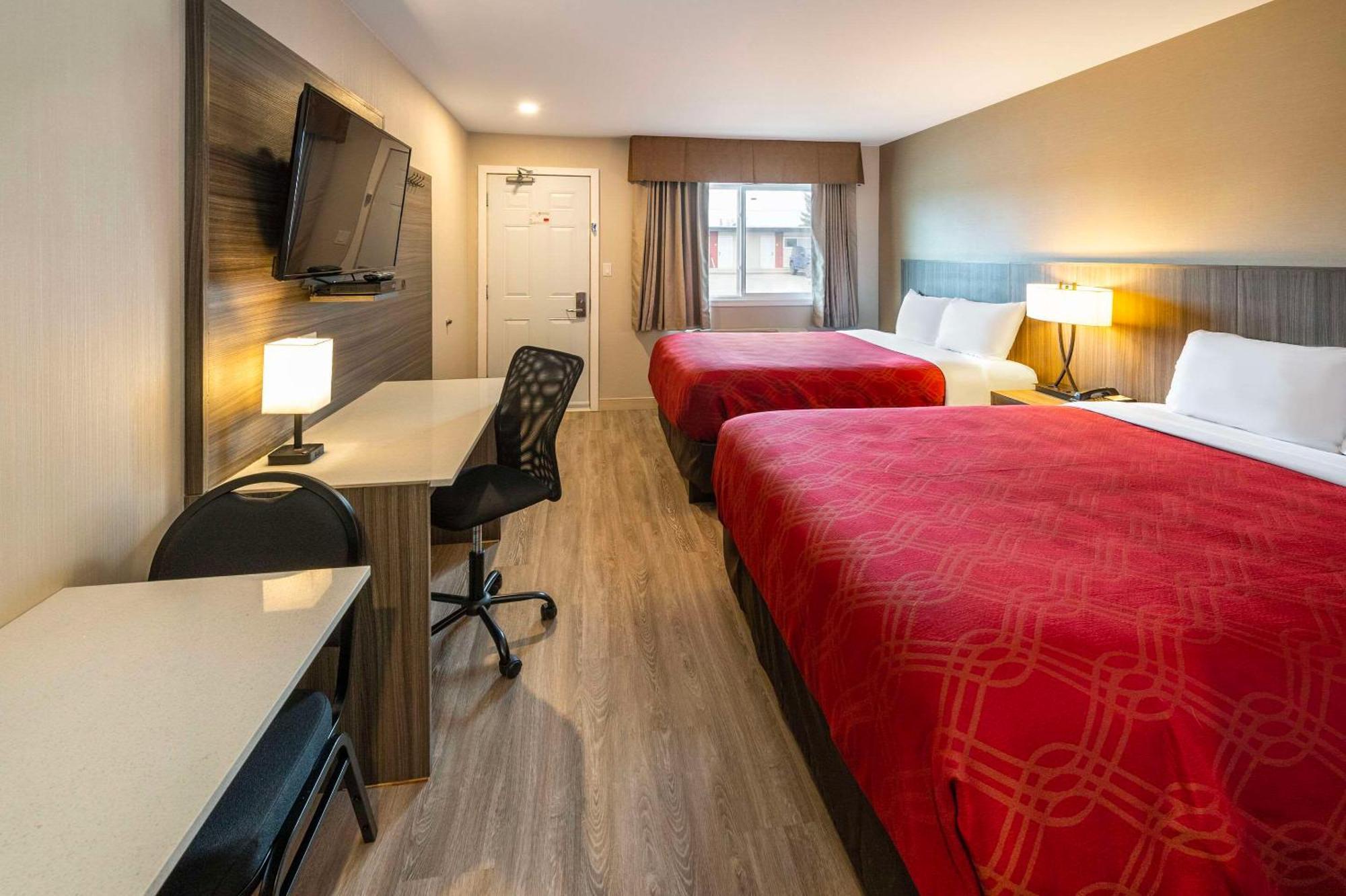 Econo Lodge Inn & Suites Pincher Creek Bagian luar foto