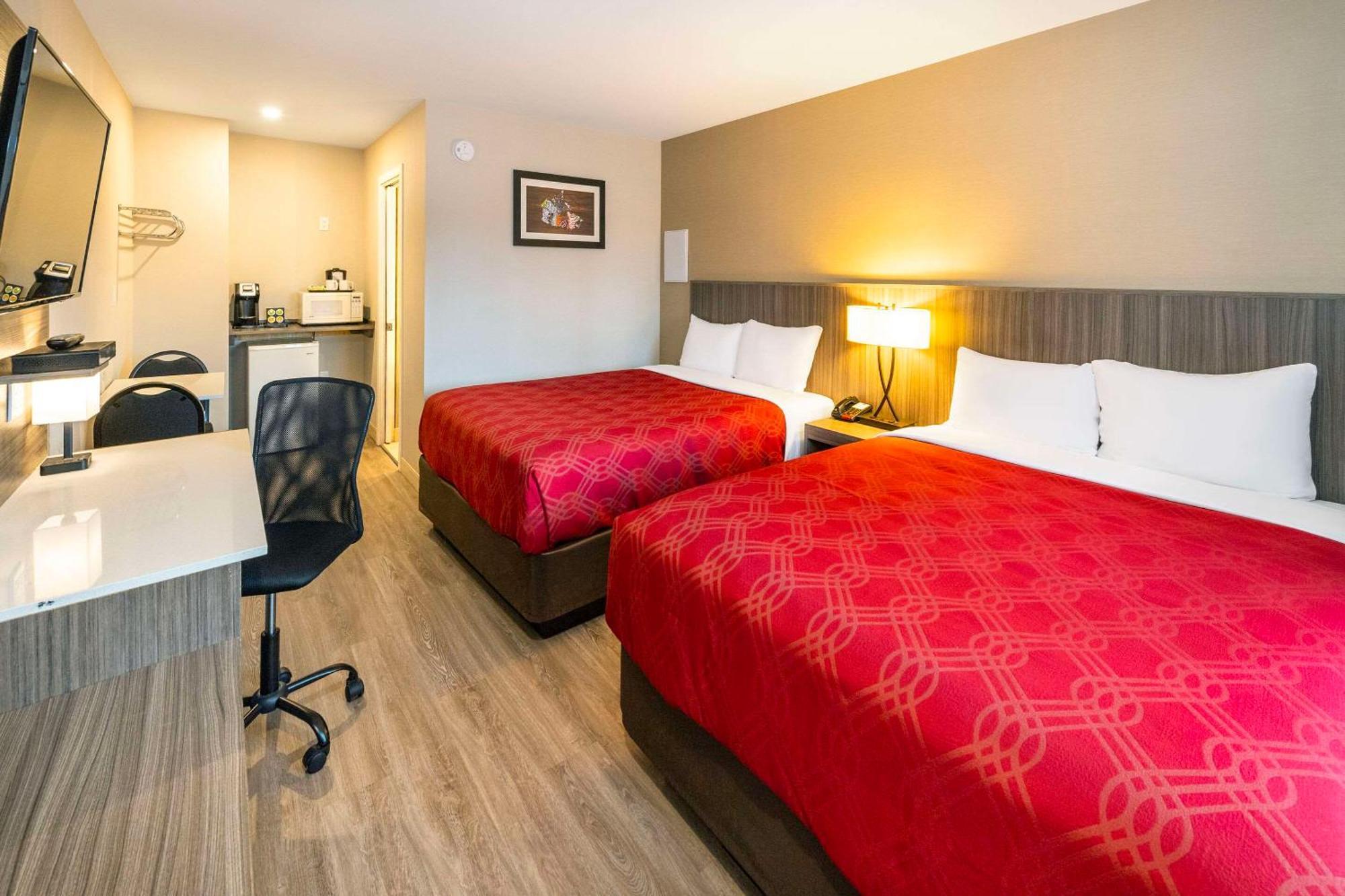Econo Lodge Inn & Suites Pincher Creek Bagian luar foto