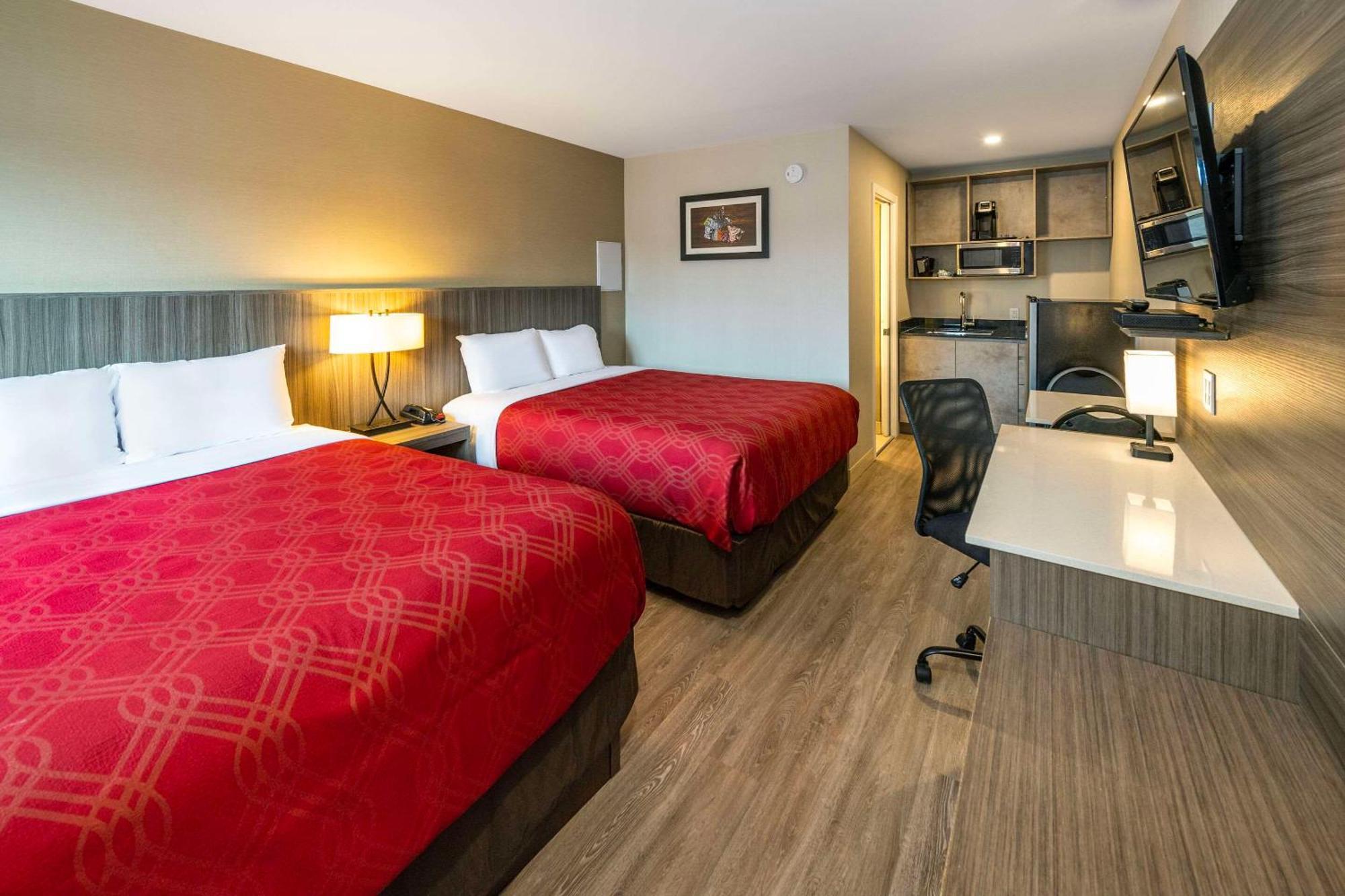 Econo Lodge Inn & Suites Pincher Creek Bagian luar foto