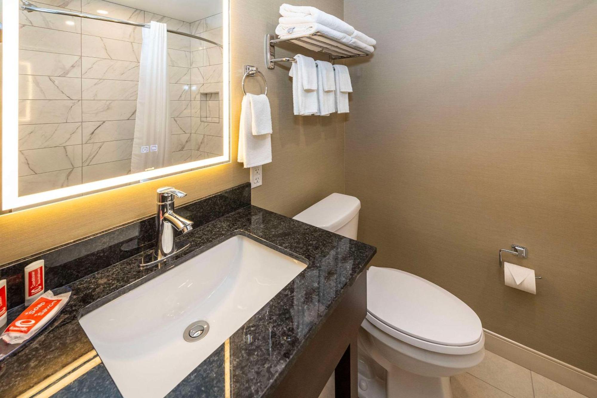 Econo Lodge Inn & Suites Pincher Creek Bagian luar foto
