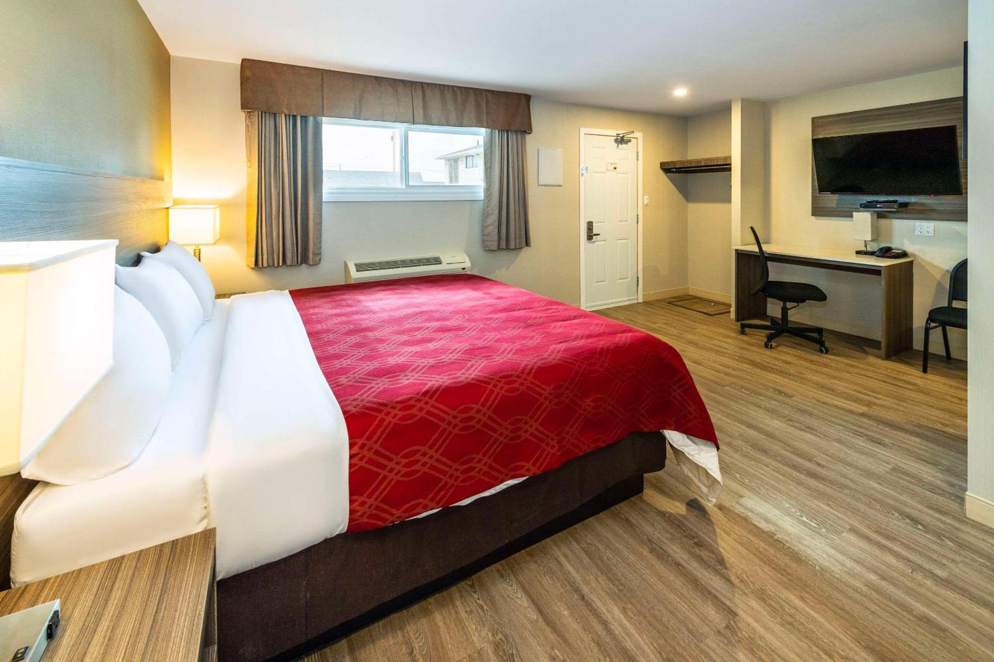 Econo Lodge Inn & Suites Pincher Creek Bagian luar foto