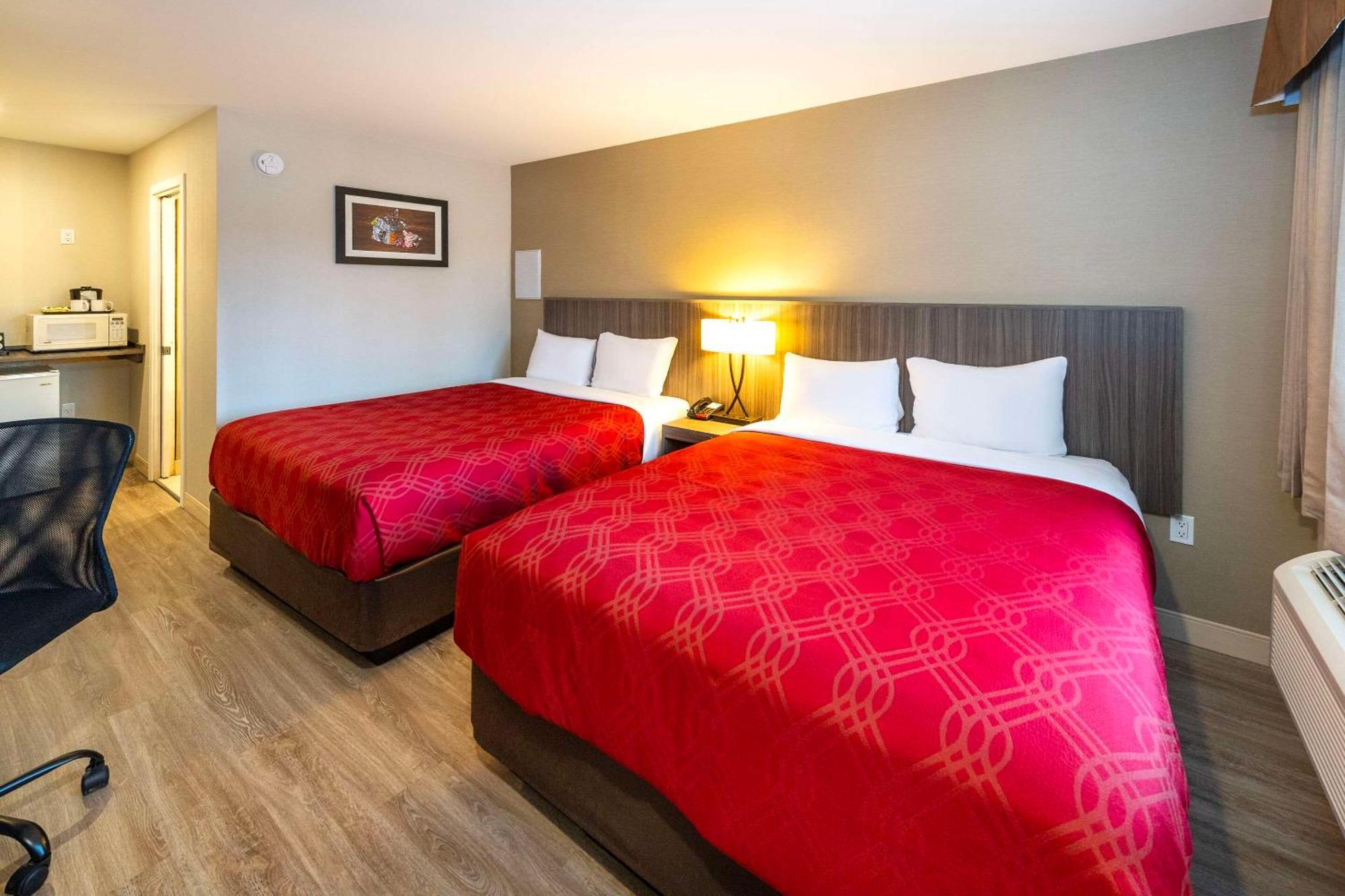 Econo Lodge Inn & Suites Pincher Creek Bagian luar foto