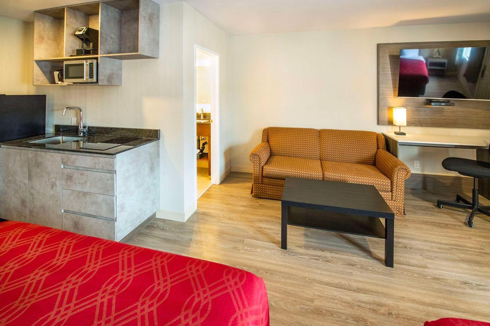 Econo Lodge Inn & Suites Pincher Creek Bagian luar foto