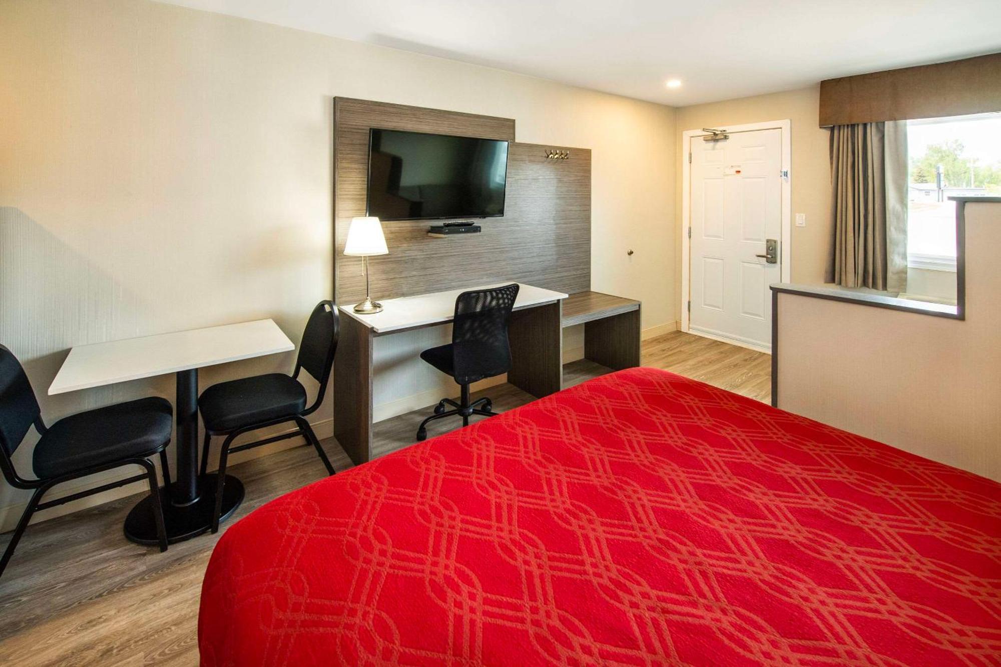 Econo Lodge Inn & Suites Pincher Creek Bagian luar foto