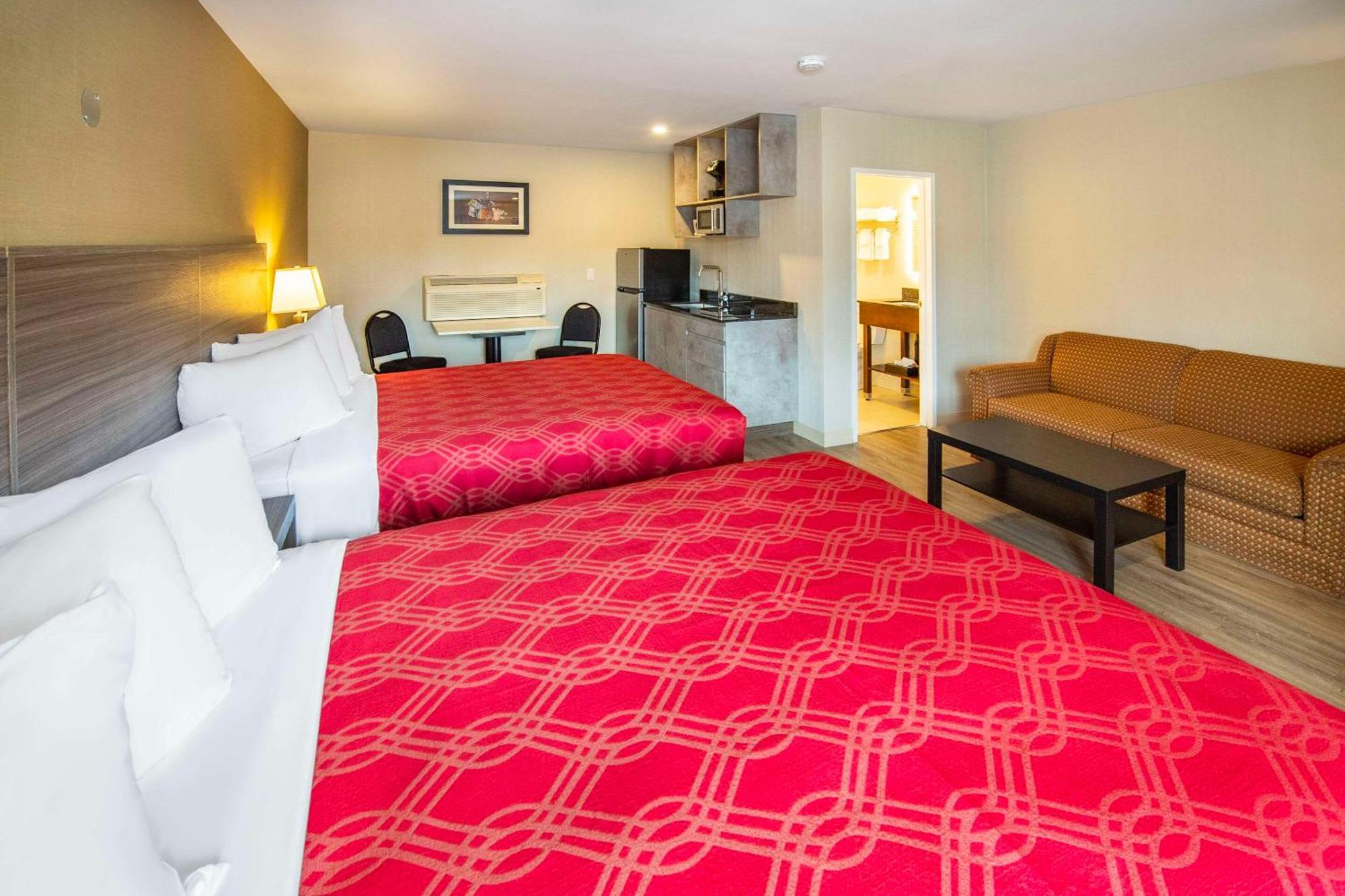 Econo Lodge Inn & Suites Pincher Creek Bagian luar foto