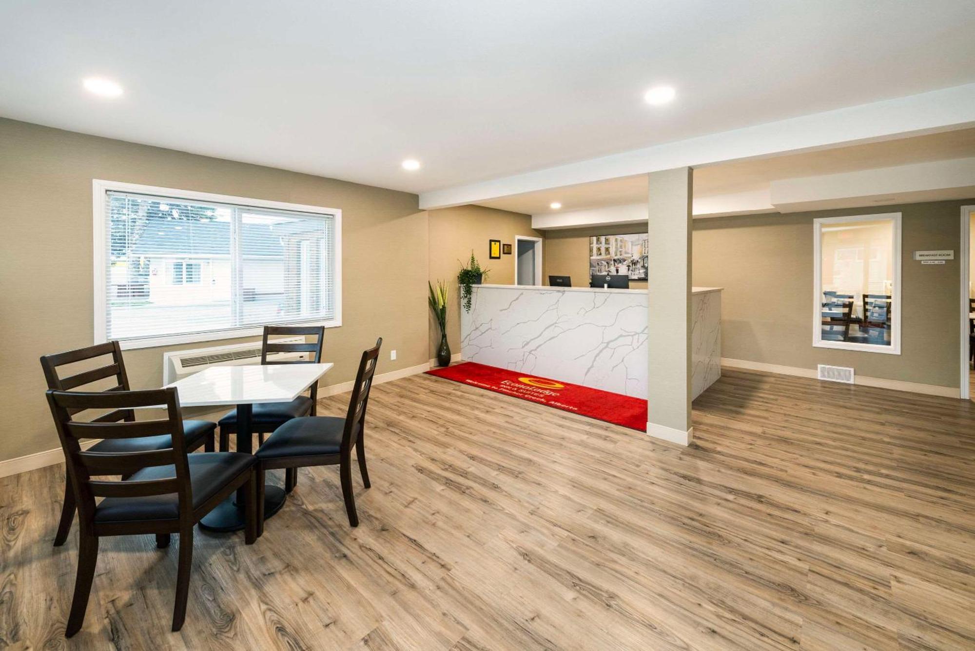 Econo Lodge Inn & Suites Pincher Creek Bagian luar foto