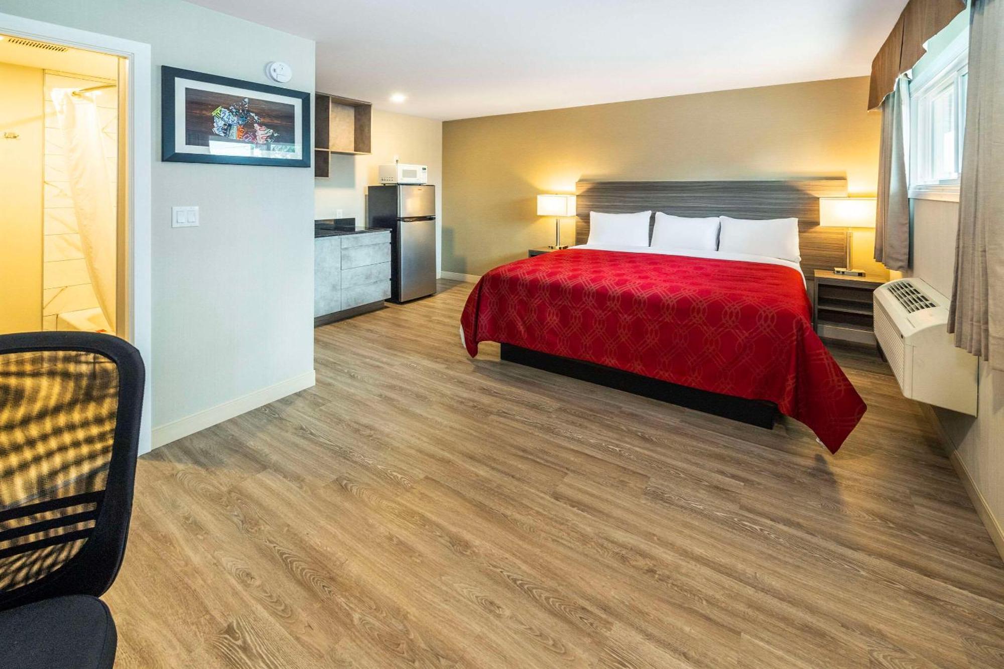 Econo Lodge Inn & Suites Pincher Creek Bagian luar foto
