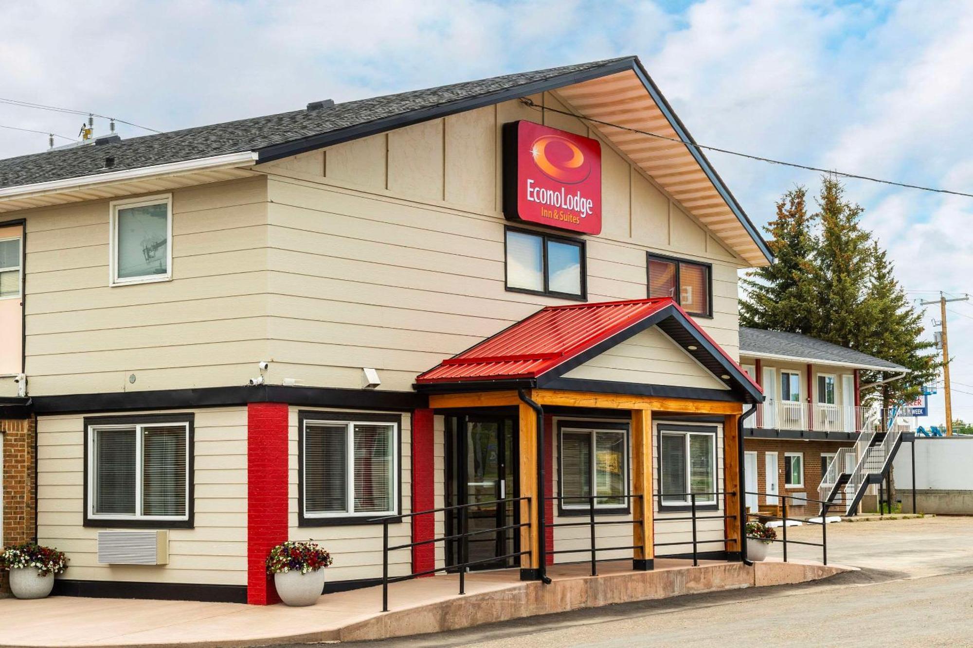 Econo Lodge Inn & Suites Pincher Creek Bagian luar foto