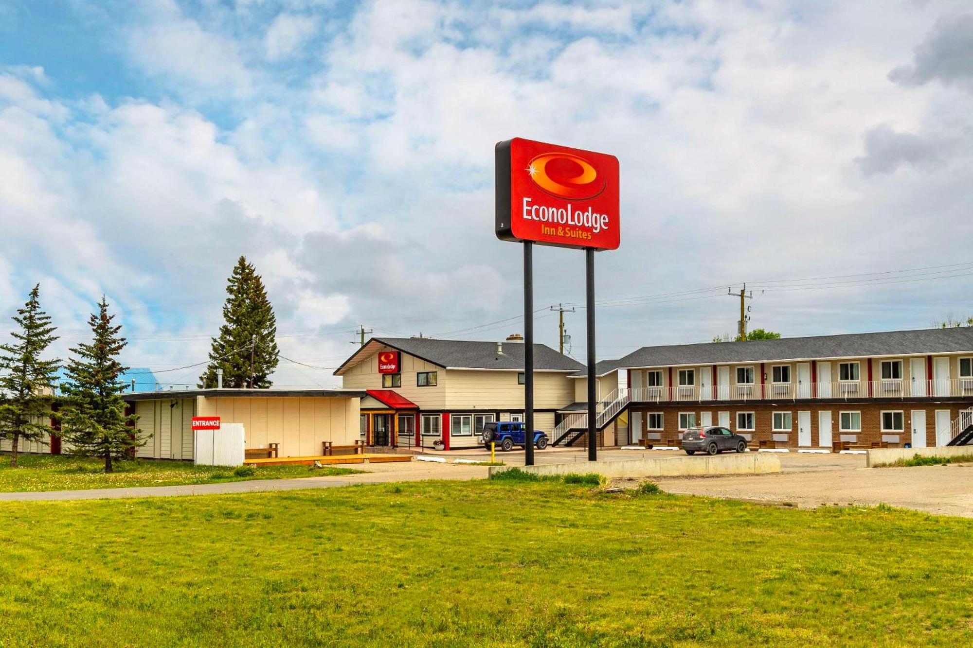 Econo Lodge Inn & Suites Pincher Creek Bagian luar foto