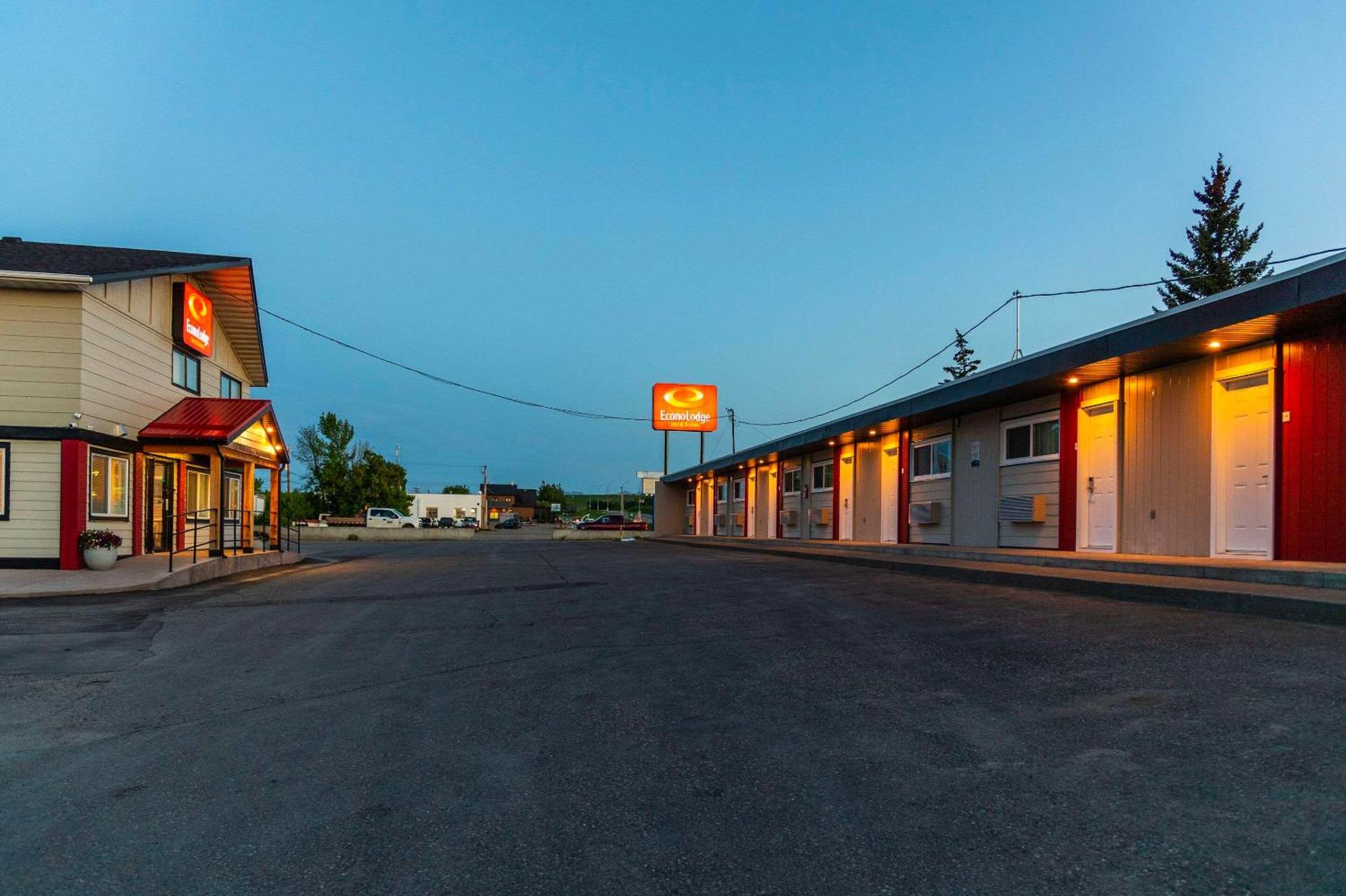 Econo Lodge Inn & Suites Pincher Creek Bagian luar foto