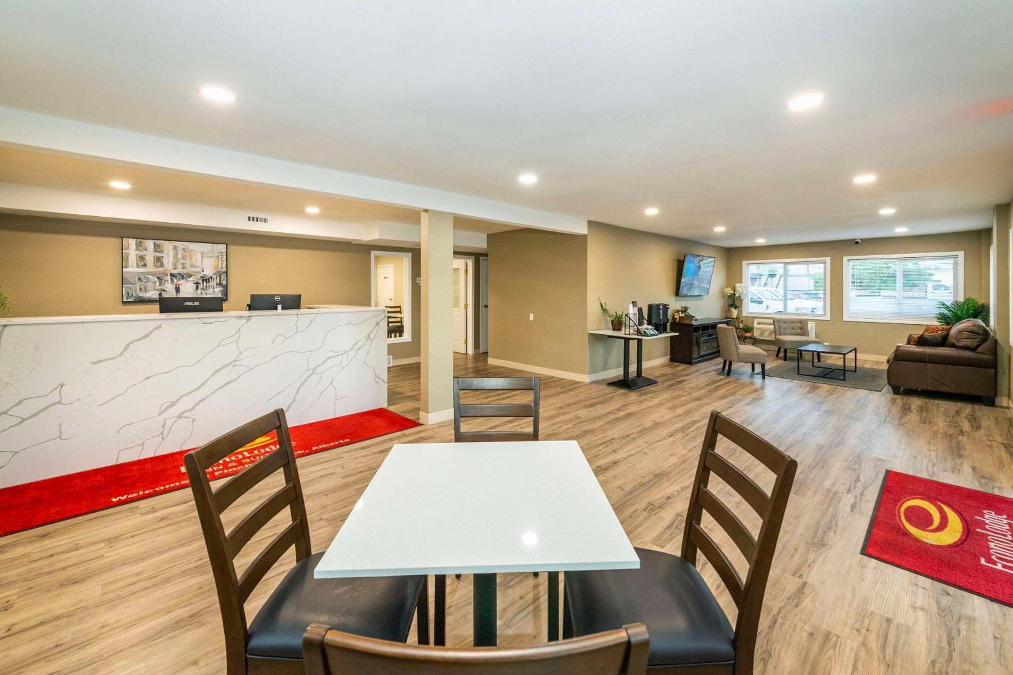 Econo Lodge Inn & Suites Pincher Creek Bagian luar foto