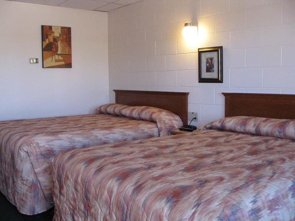 Econo Lodge Inn & Suites Pincher Creek Bagian luar foto