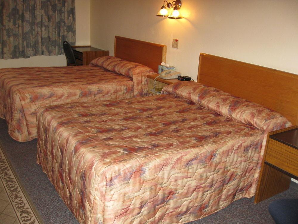 Econo Lodge Inn & Suites Pincher Creek Bagian luar foto