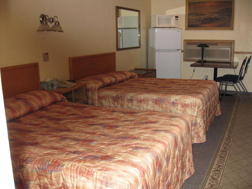 Econo Lodge Inn & Suites Pincher Creek Bagian luar foto