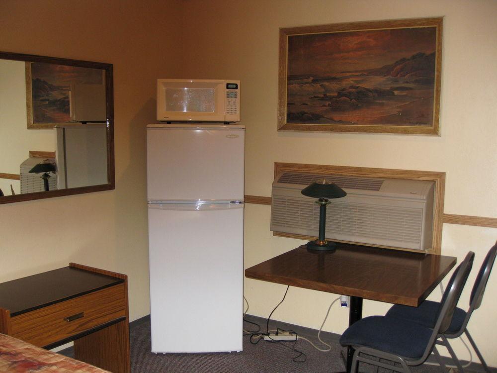 Econo Lodge Inn & Suites Pincher Creek Bagian luar foto