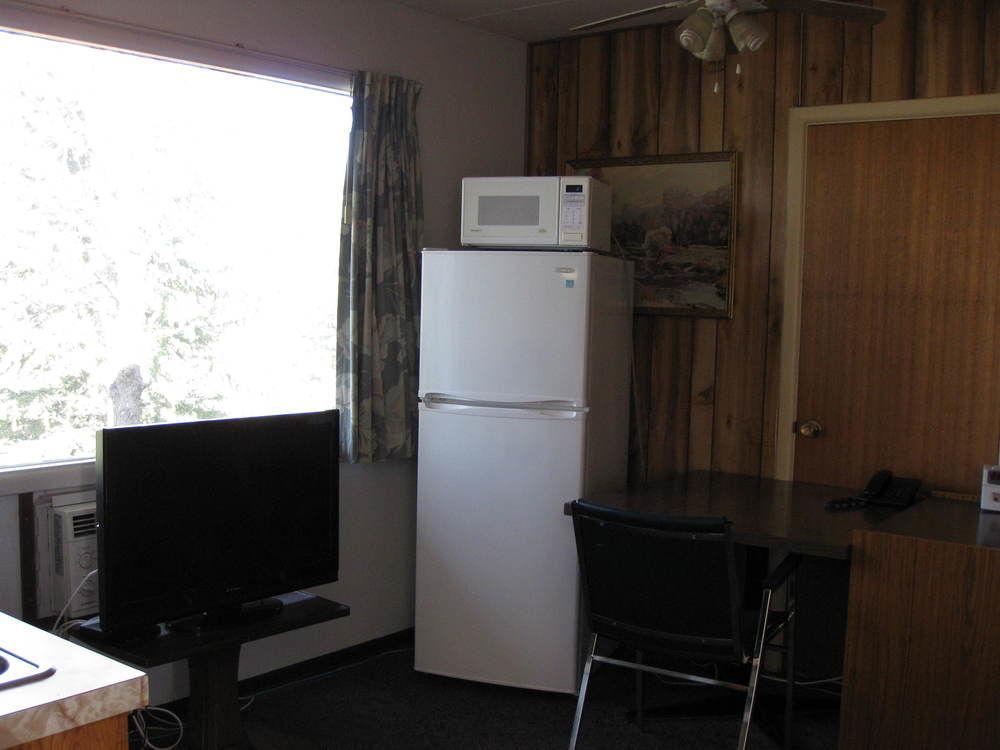Econo Lodge Inn & Suites Pincher Creek Bagian luar foto