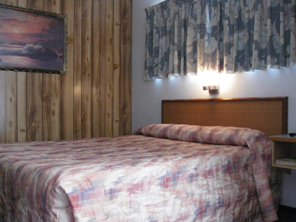 Econo Lodge Inn & Suites Pincher Creek Bagian luar foto