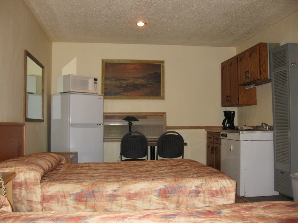 Econo Lodge Inn & Suites Pincher Creek Bagian luar foto