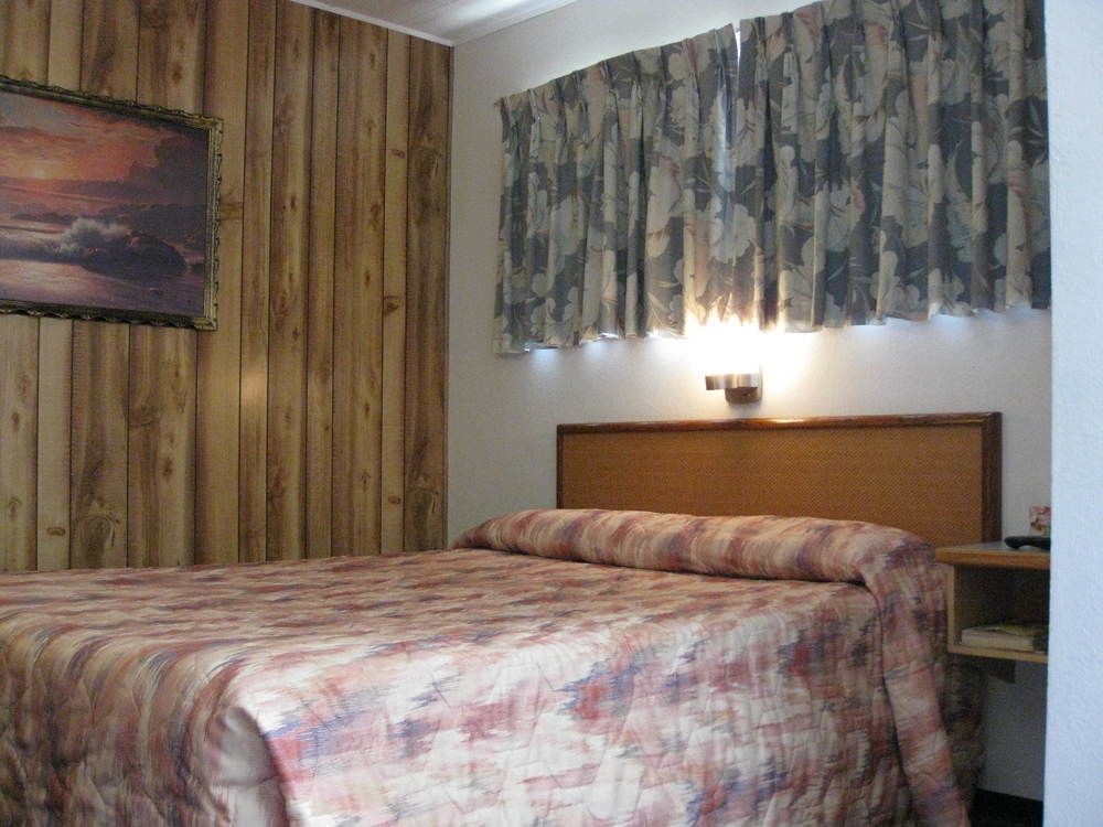Econo Lodge Inn & Suites Pincher Creek Bagian luar foto