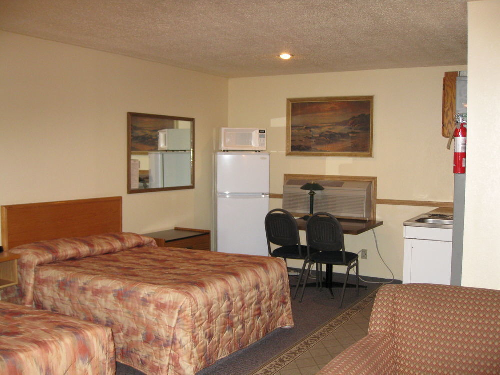 Econo Lodge Inn & Suites Pincher Creek Bagian luar foto