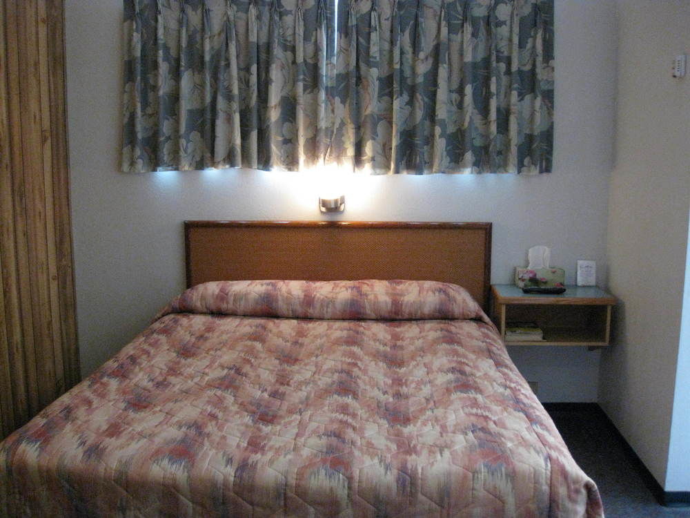 Econo Lodge Inn & Suites Pincher Creek Bagian luar foto