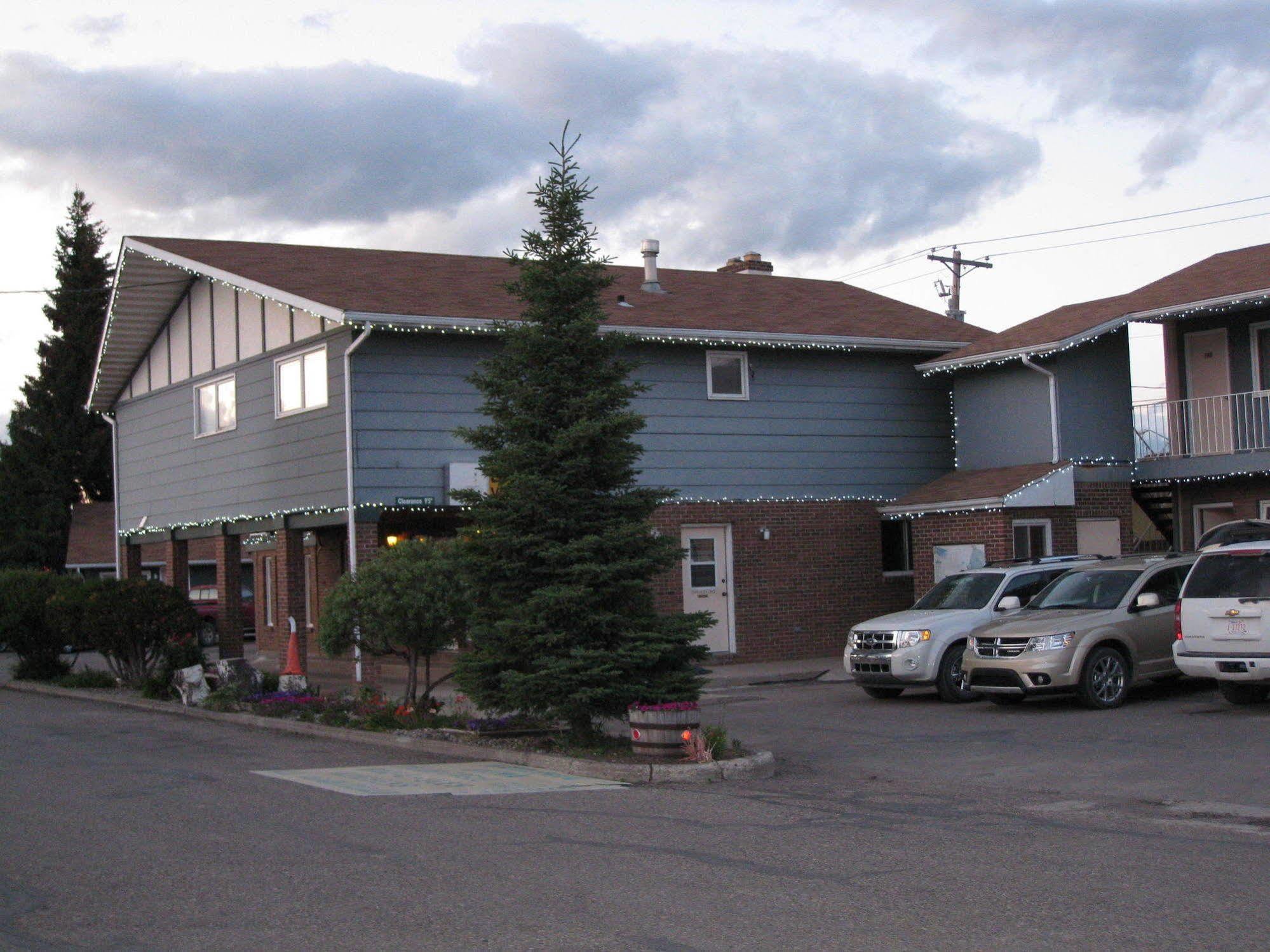 Econo Lodge Inn & Suites Pincher Creek Bagian luar foto