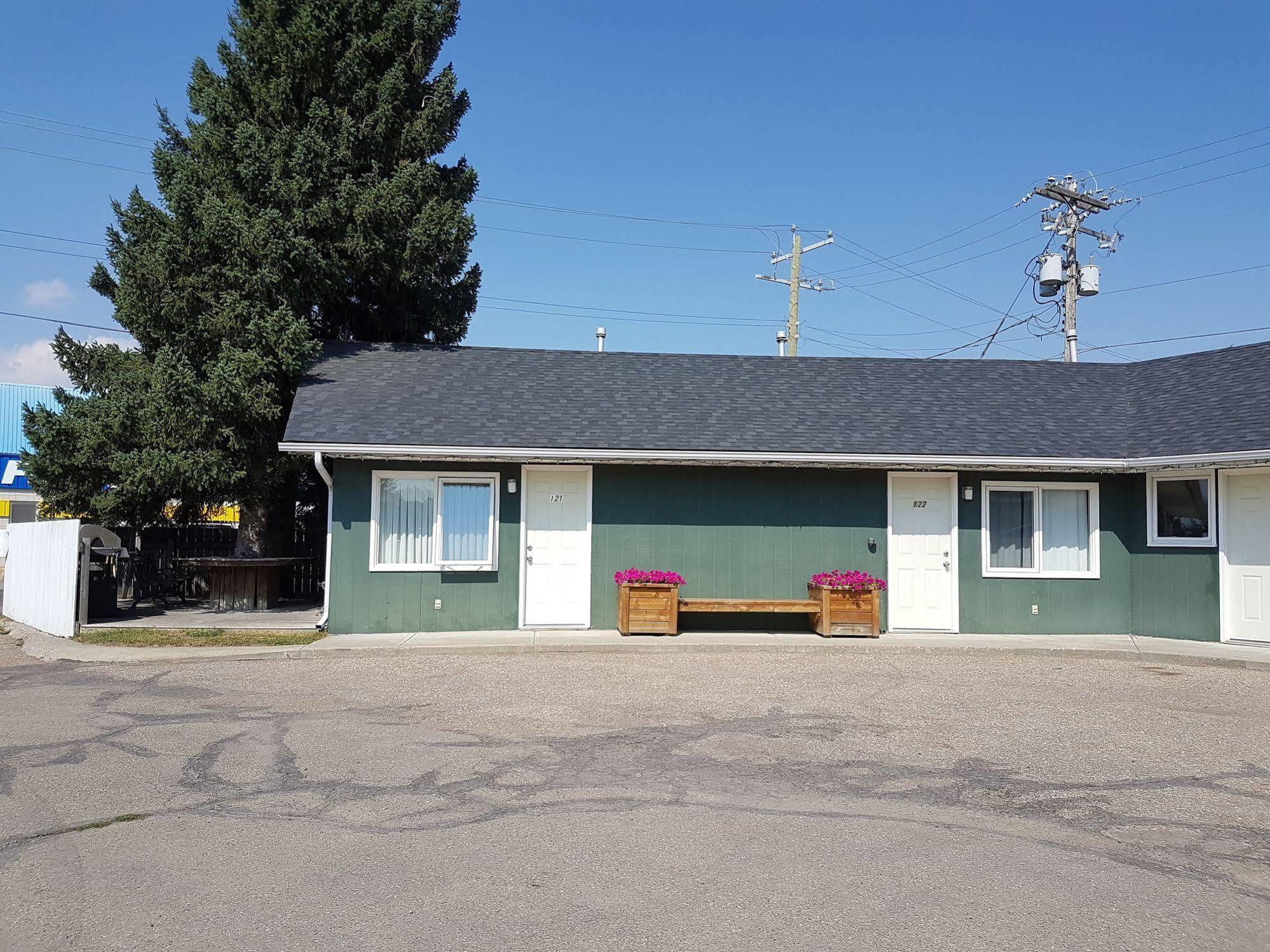 Econo Lodge Inn & Suites Pincher Creek Bagian luar foto