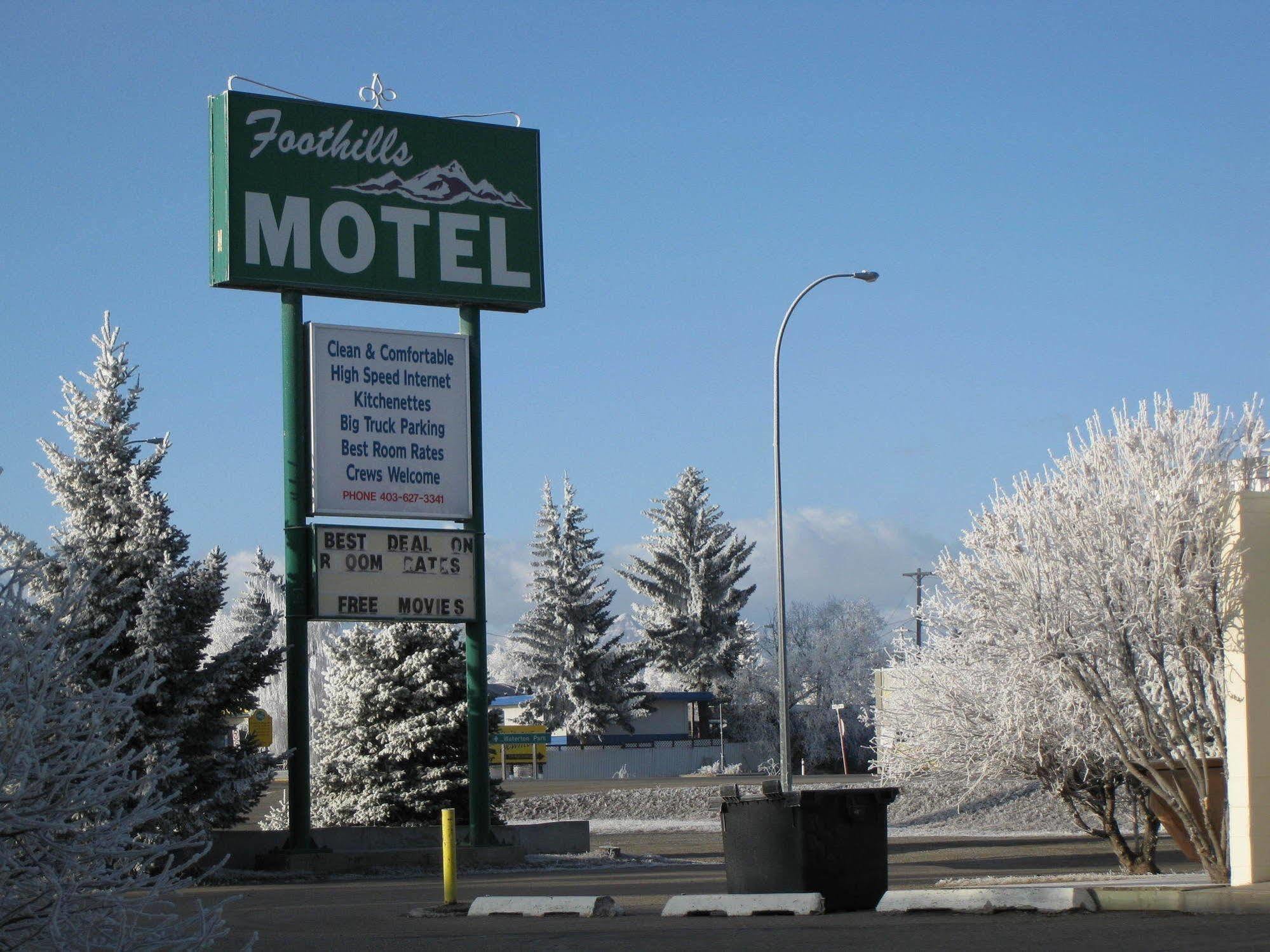 Econo Lodge Inn & Suites Pincher Creek Bagian luar foto