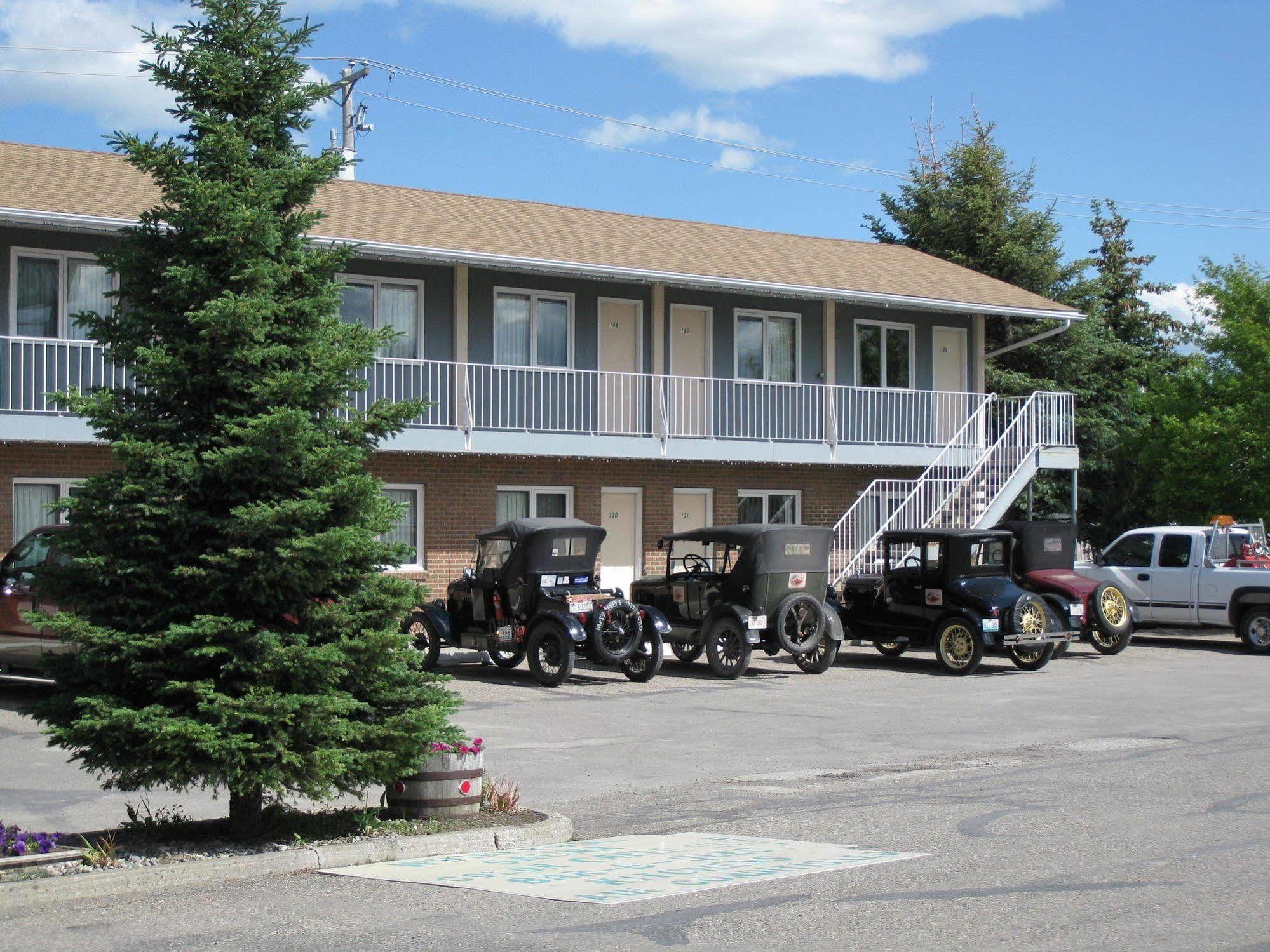 Econo Lodge Inn & Suites Pincher Creek Bagian luar foto