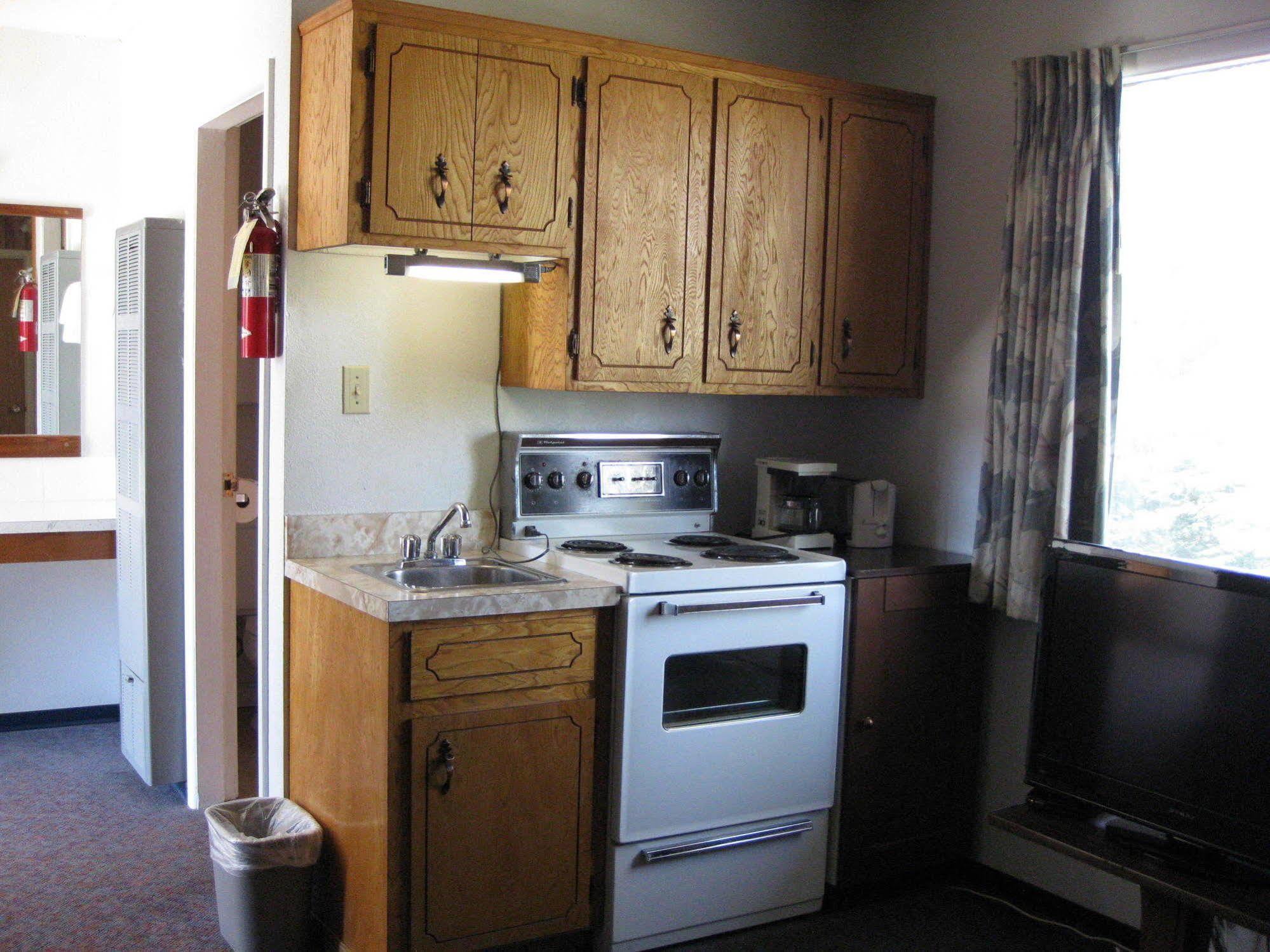 Econo Lodge Inn & Suites Pincher Creek Bagian luar foto