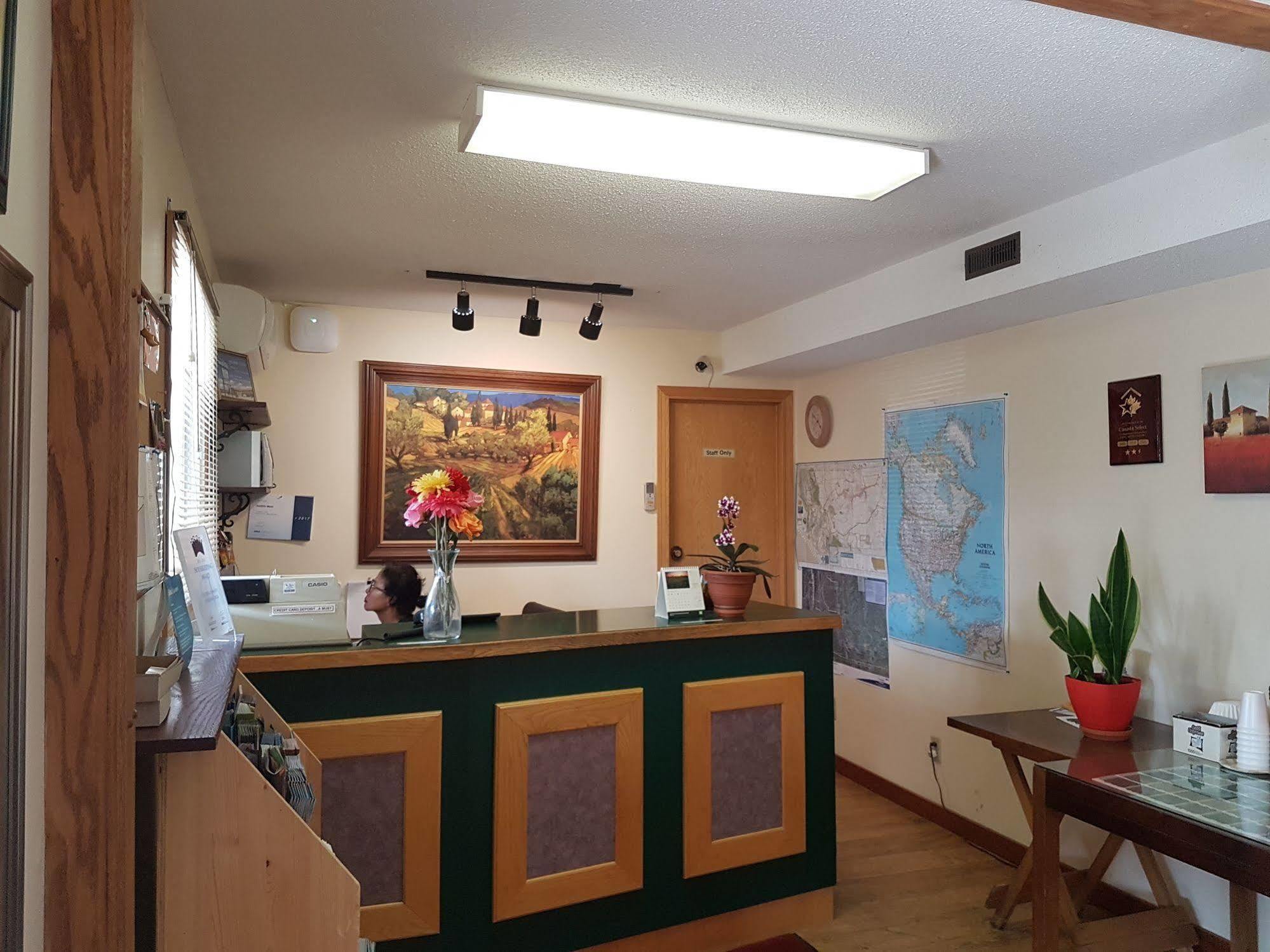 Econo Lodge Inn & Suites Pincher Creek Bagian luar foto