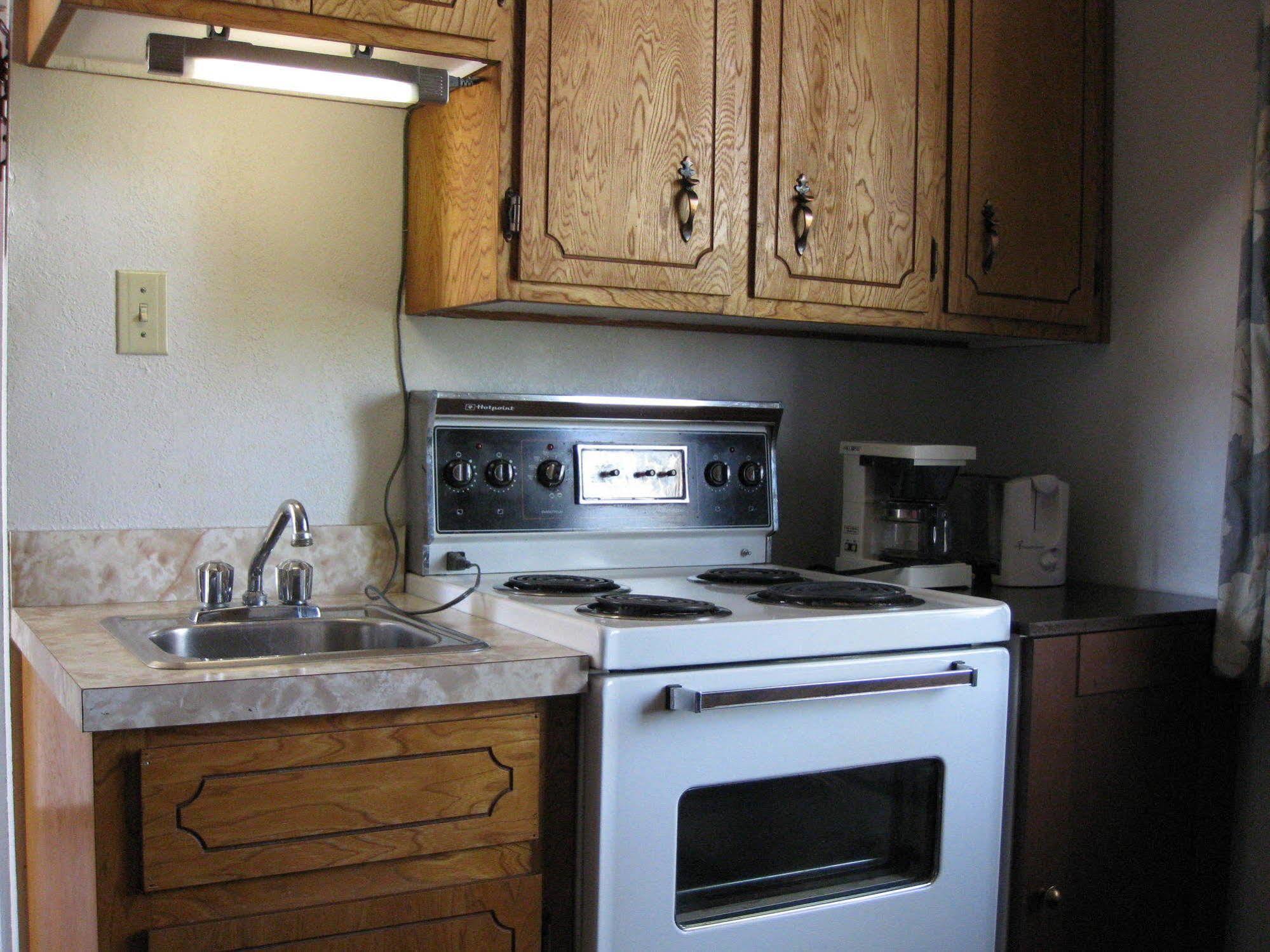 Econo Lodge Inn & Suites Pincher Creek Bagian luar foto
